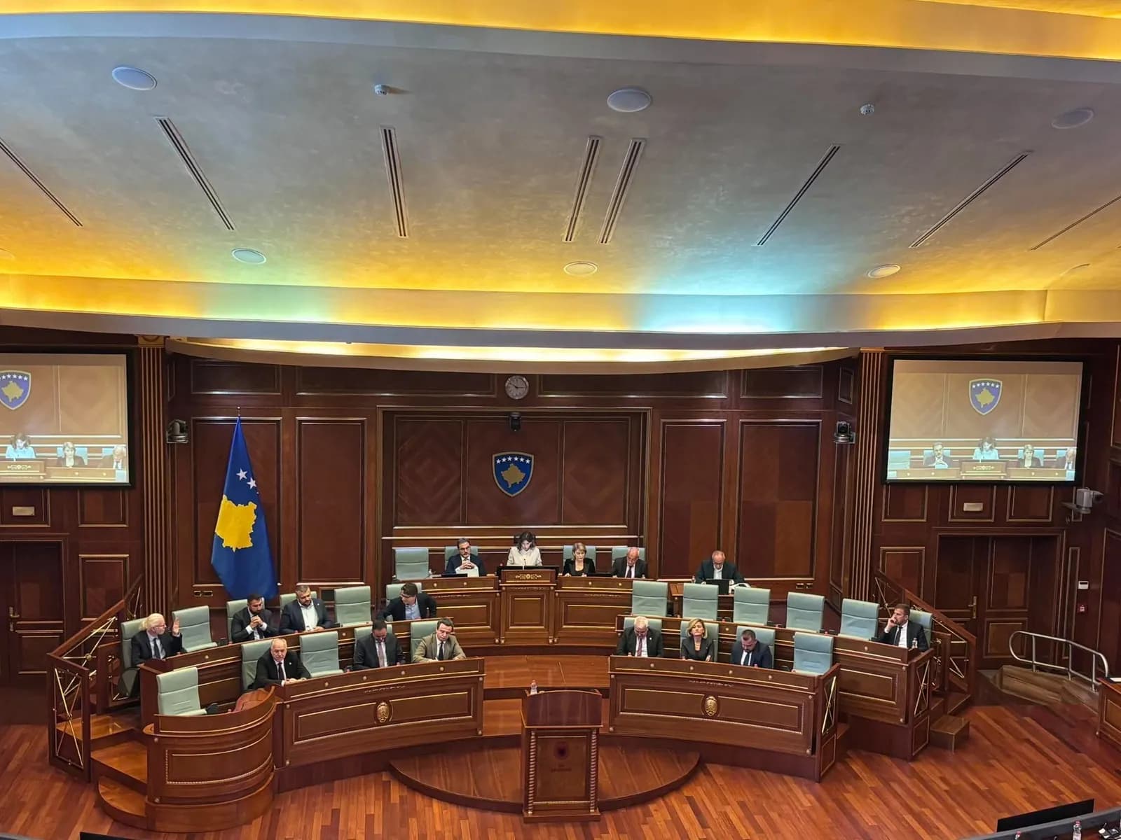 Donika Gërvalla dhe disa ministra të tjerë nuk marrin pjesë në seancën për Ligjin e Speciales