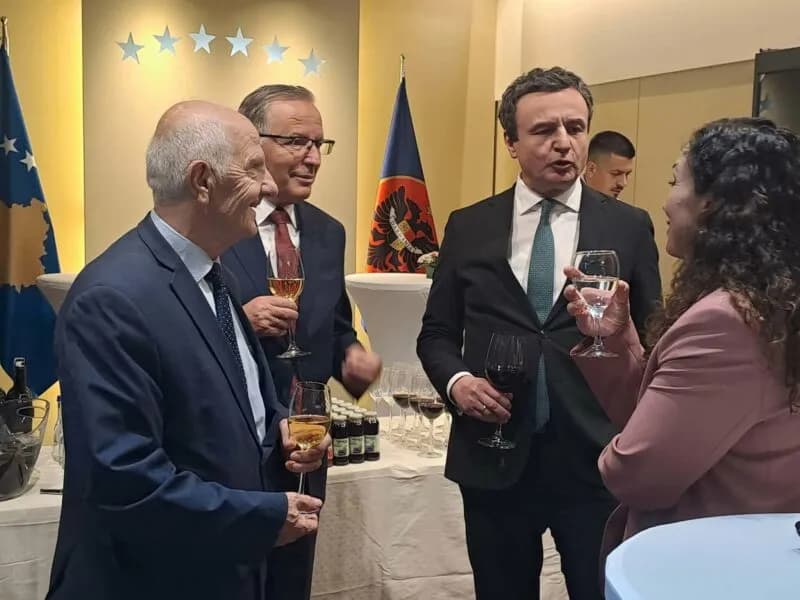 Kurti, Hamza, Osmani e Sejdiu bëhen bashkë gjatë ceremonisë për presidenten e re