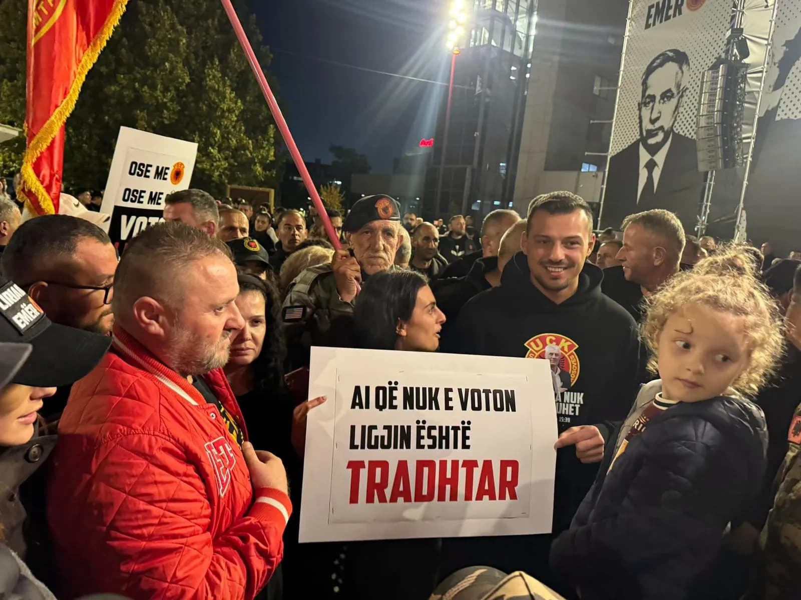 Endriti i prinë, protestuesit vendosin të qëndrojnë deri në mëngjes para Kuvendit