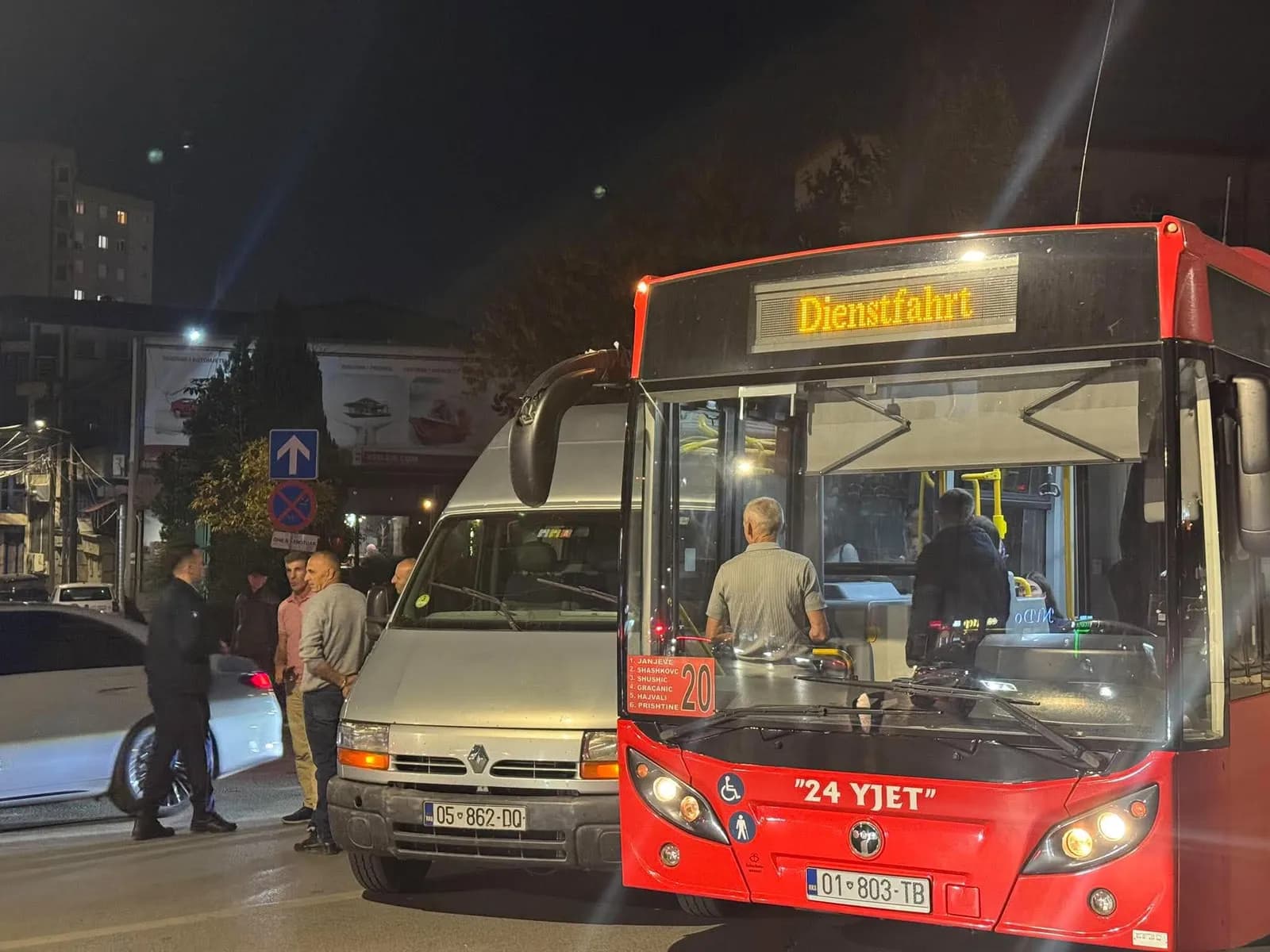 Aksident në mes një veture dhe autobusi në Prishtinë