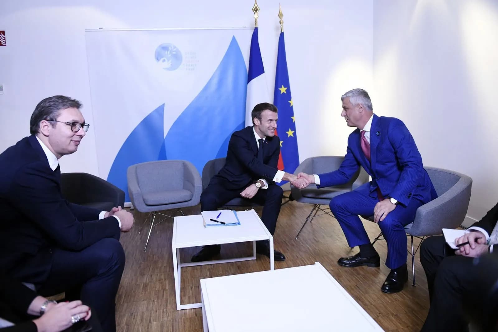 A e informoi Macron Vuçiqin për dënimin e Thaçit? – Hajrizi zbulon përgjigjen e këshilltarëve të presidentit francez