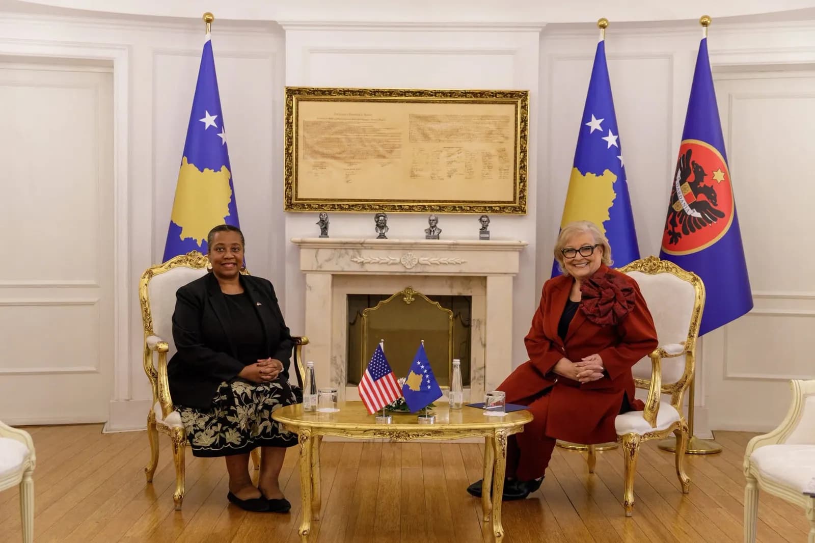 Ambasada Amerikane: Të përkushtuar për paqe, stabilitet dhe prosperitet të përbashkët me Kosovën