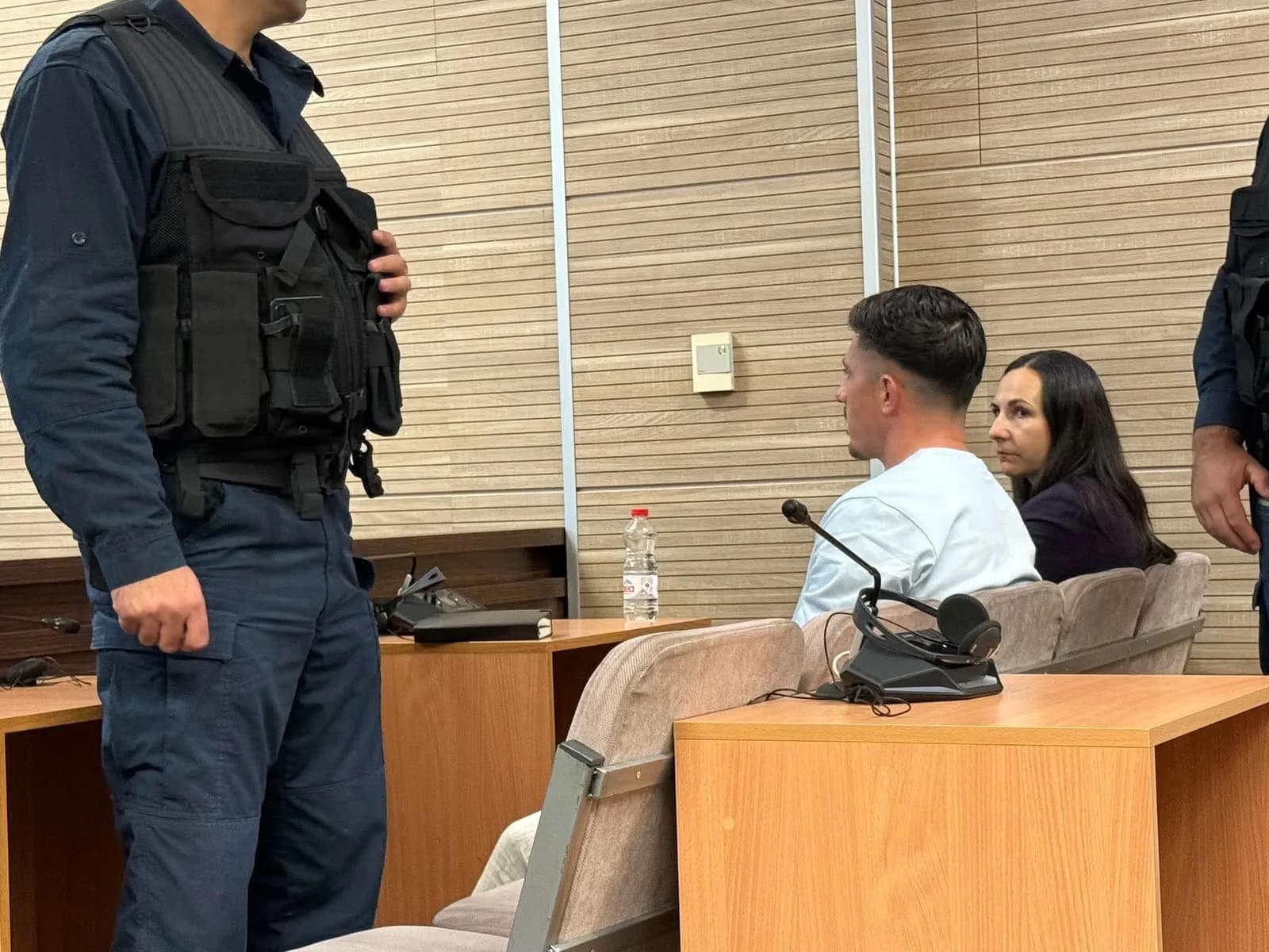 “Nuk ka mundësi të ketë rënë nga krevati, sepse ishte larg dritares” – Dëshmia e recepsionistes së hotelit në gjykimin ndaj Endrit Nikës