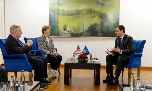 Ambasada njofton për vizitën e senatorëve, publikon fotografi nga takimi me Kurtin