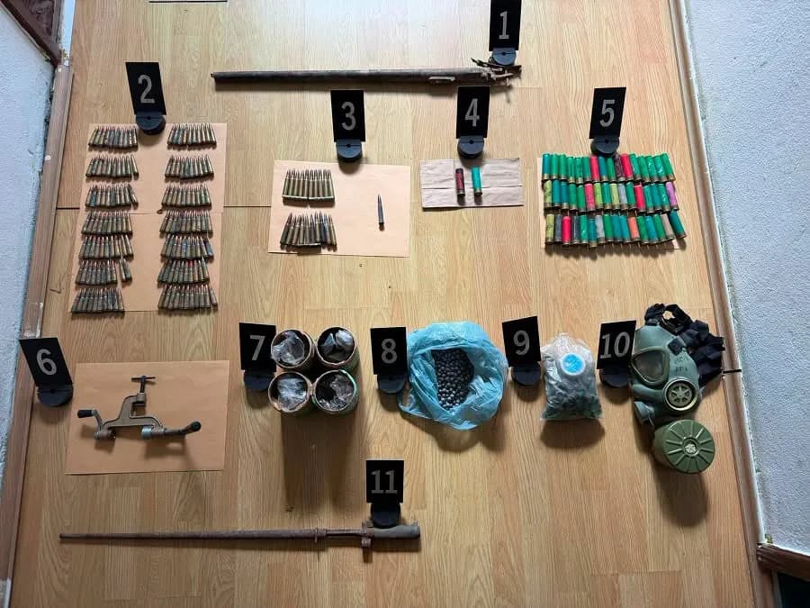 Policia gjen granata, armë e mbi 2 mijë fishekë në Zubin Potok