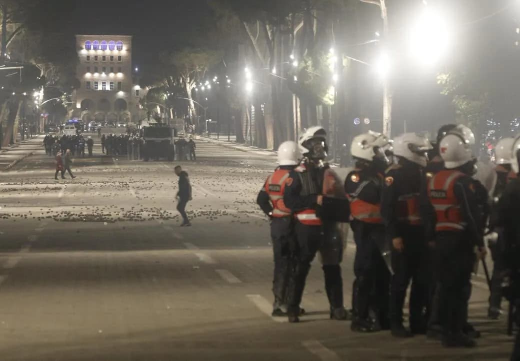 OSBE dënon sërish dhunën në protestë dhe sulmet ndaj gazetarëve, thirrje të fortë gjithë politikës: Gjeni zgjidhje