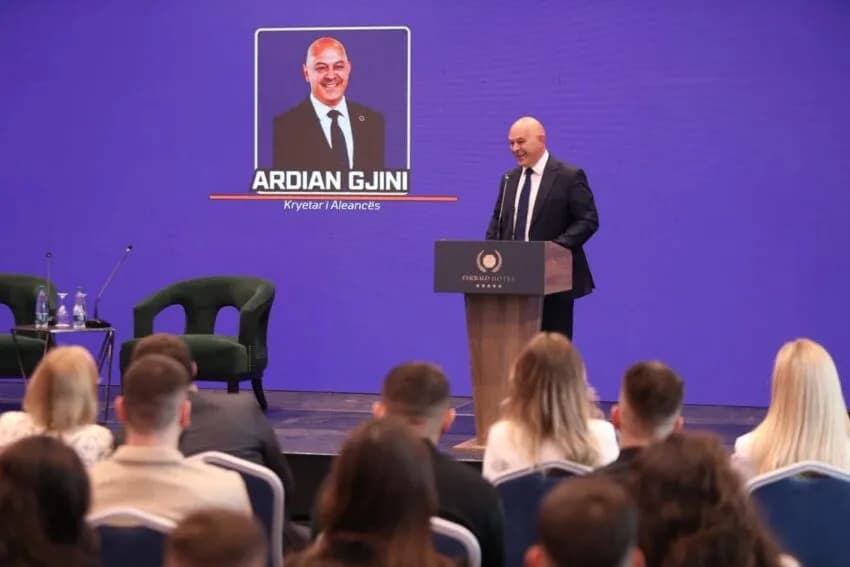 Aleanca shënon “Ditën e Rinisë”, Gjini bashkëbisedon me të rinjtë për kapitullin e ri të partisë