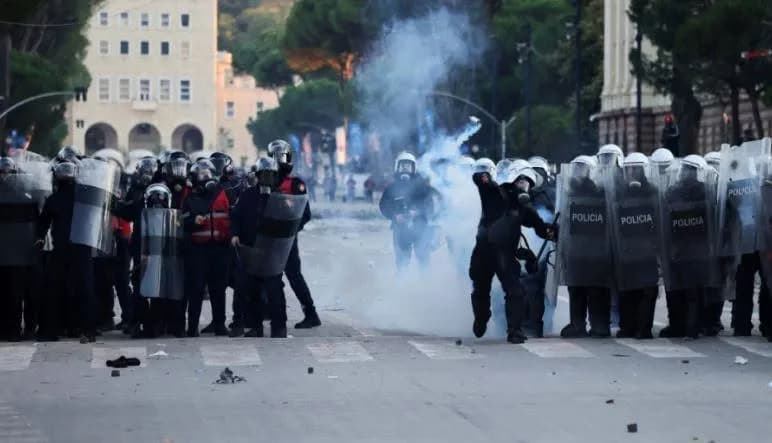 Protesta në Tiranë, Ministria e Shëndetësisë: Tre të lënduar sot, mes tyre një 15-vjeçar