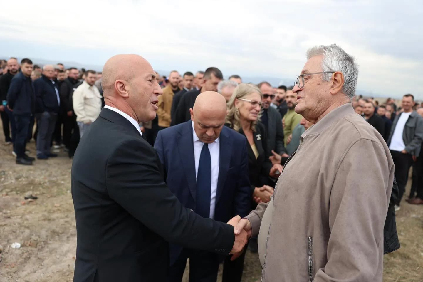 Varroset aktivisti i Aleancës, , Argjir Rexha, Haradinaj publikon foto nga ceremonia e varrimit