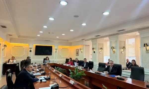 Nis mbledhja e Kryesisë së Kuvendit, diskutohen rendi i ditës i seancës së radhës dhe çështje të tjera parlamentare
