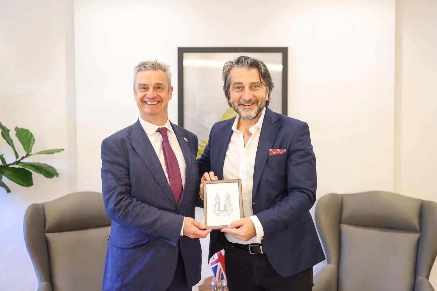 Ambasadori britanik takohet me Përparim Ramën, diskutojnë Lojërat Mesdhetare dhe investimet në Prishtinë