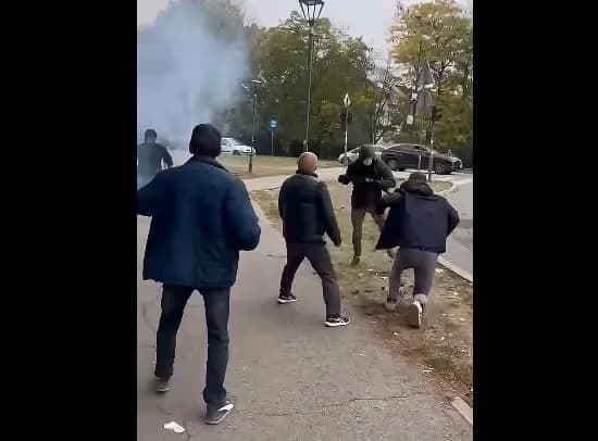 Tensione në zgjedhjet e Serbisë, sulmues të maskuar rrahin një grup të rinjsh