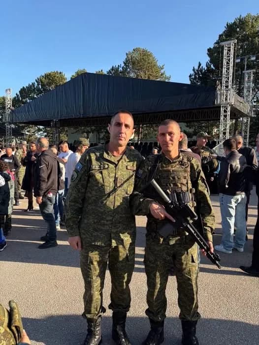 Babë e bir nga Drenica në uniformën e Ushtrisë së Kosovës!