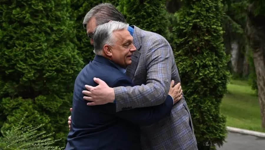 2026-ta, viti i rënies së dy liderëve: Orbán dhe Vuçiq humbën pushtetin pas vitesh dominimi