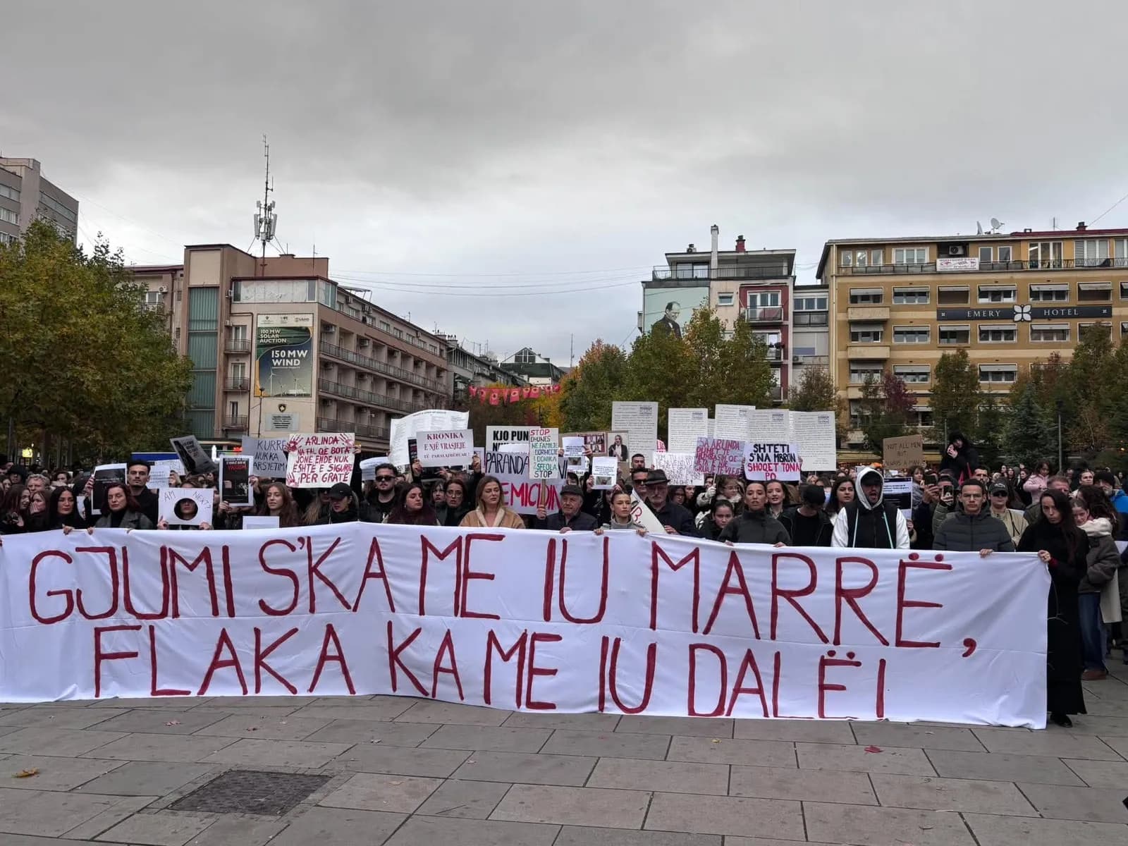 Dëgjohen thirrjet e organizatorëve, asnjë figurë politike në protestë