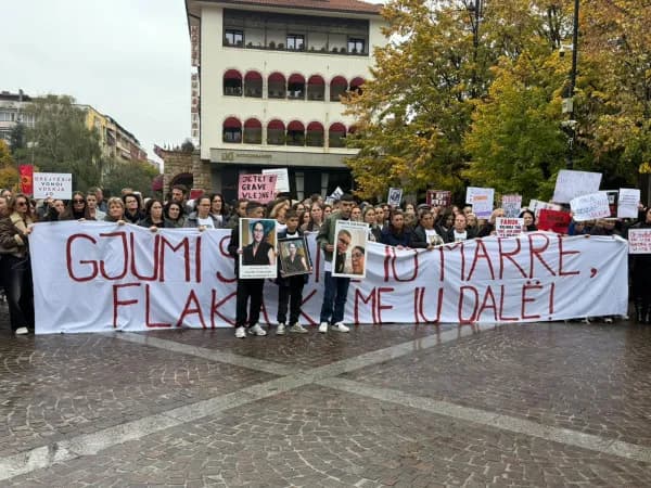 Familjarët e Arlinda Zekajt në ballë të protestës kundër vrasjes së grave në Pejë