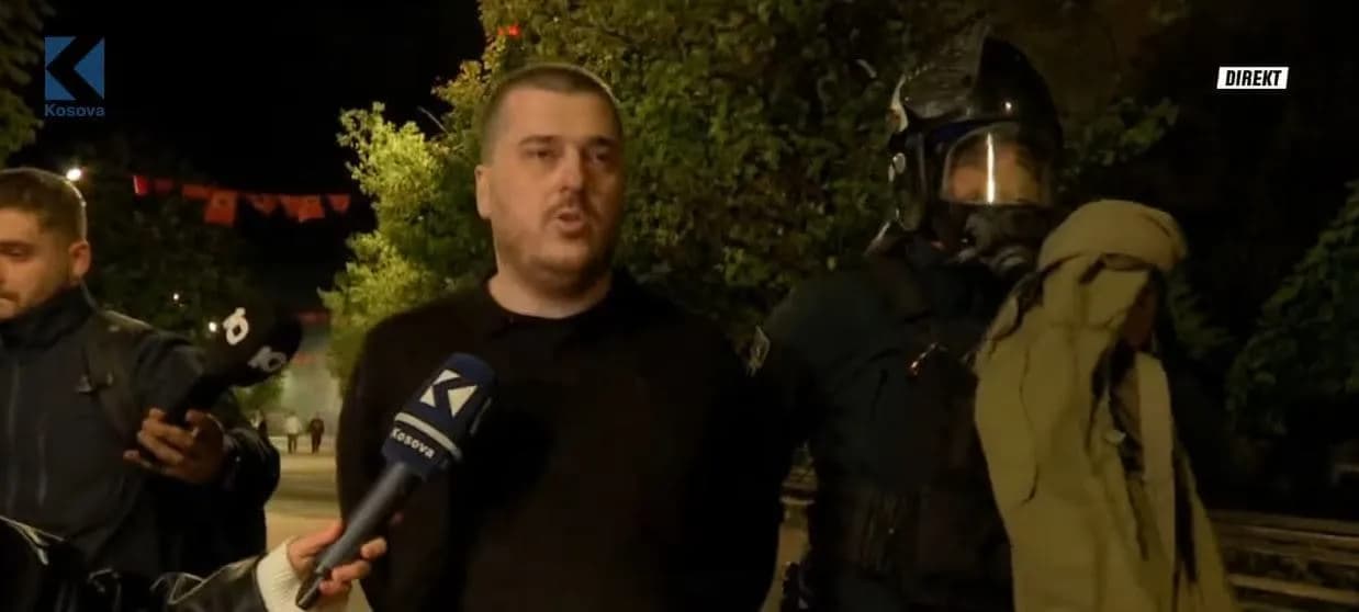 Protestuesi i ndaluar: Shoku s’vlen në këtë pushtet, veterani po prangos një person që i doli ballë