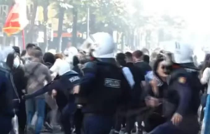 Përshkallëzohen tensionet në protestë, fishekzjarrë drejt policisë dhe gurë ndaj autobotit