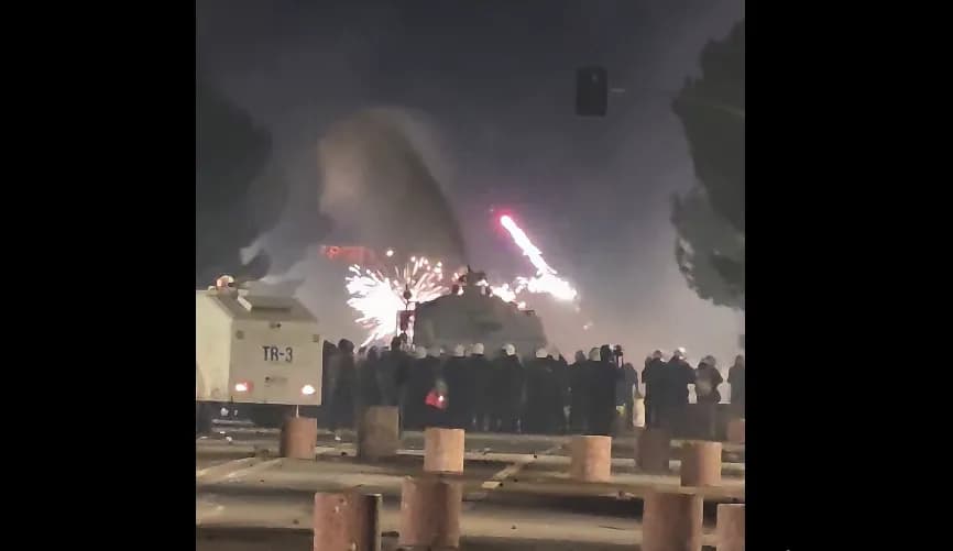 Edhe në orët e vona, vazhdon përplasja e Policisë shqiptare me protestuesit