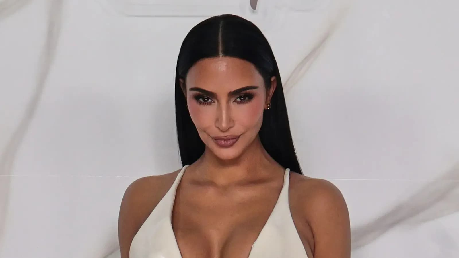 Kim Kardashian tërheq vëmendjen me paraqitjen elegante në lansimin e sezonit të dytë të “All’s Fair”