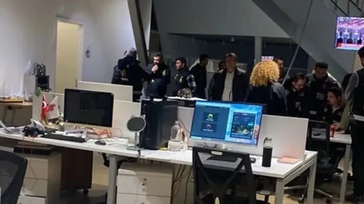 Policia turke bastis televizionin e pavarur, ndërpritet transmetimi i drejtpërdrejtë