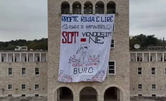 “Sot vendosim ne”, studentët shpalosin banderolën në Universitetin Politeknik në Tiranë: Rroftë rinia e lirë