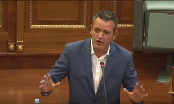 Gashi: LDK i ndërroi tre palë qëndrime për 18 muaj në raport me Kurtin