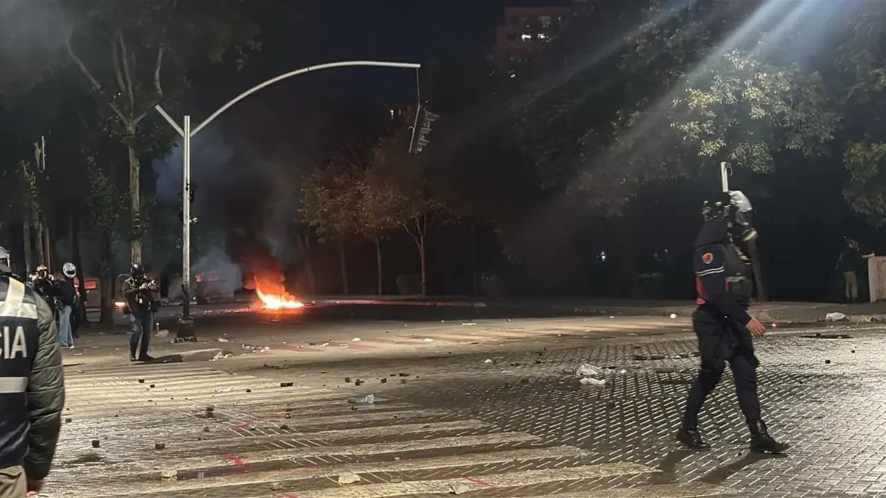 Protesta në Tiranë: 11 të lënduar, mes tyre dhe tre të mitur