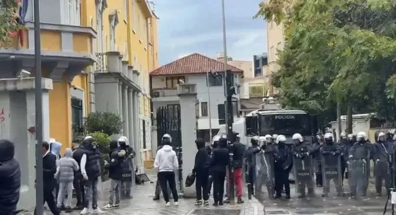 Nis grumbullimi i protestuesve te Ministria e Arsimit në Tiranë