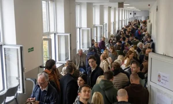 Turma të mëdha njerëzish në qendra votimi në Serbi, deri në 16:00, dalja në zgjedhje shumë e madhe