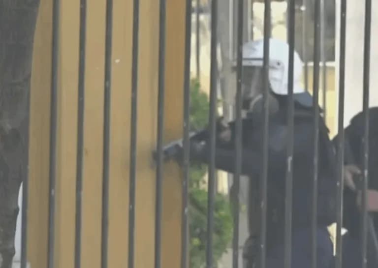 Policia qëllon me plumba gome drejt protestuesve në Tiranë