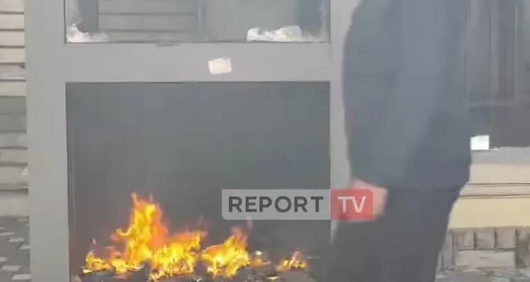 Sulmohet përsëri Ambasada e Vatikanit në Tiranë, protestuesit i vënë flakën kabinës së rojës