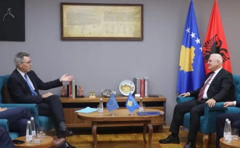 Sveçla takohet me zyrtarin e lartë të BE-së, në fokus migrimi dhe siguria kufitare