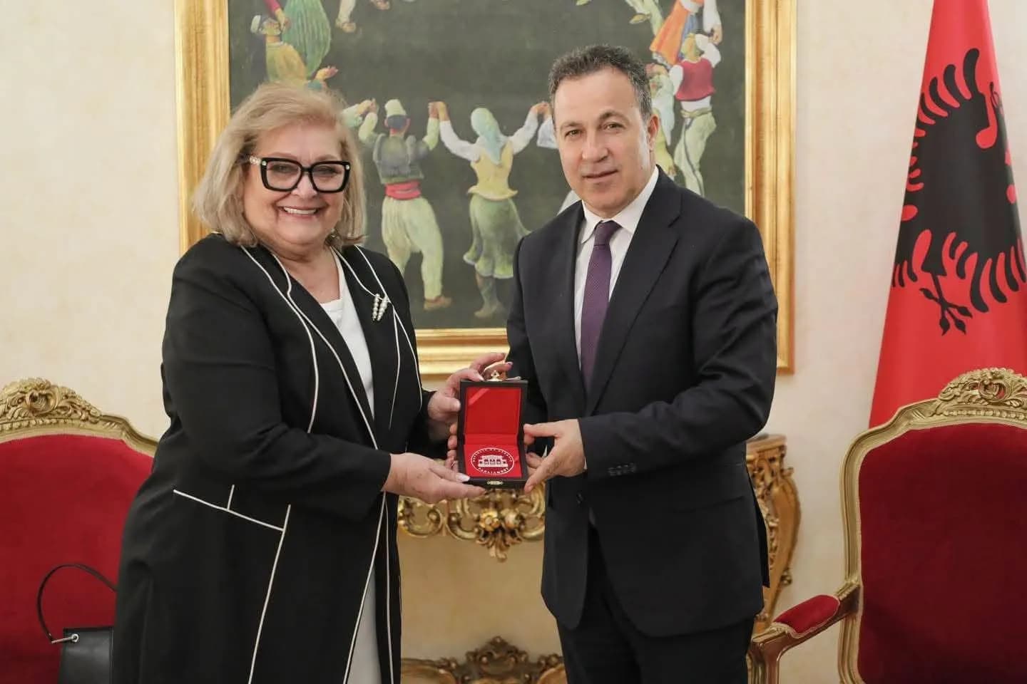 Kryekuvendari shqiptar uron Shiroka-Pulën në misionin e saj si presidente e Kosovës