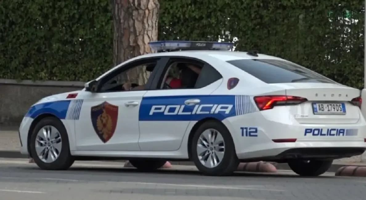Aksident në Shqipëri, përmbyset kamioni