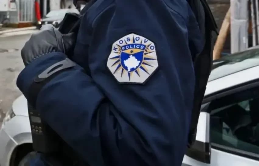 Gjenden kallashnikov e veshje ushtarake në një shtëpi ta pabanuar në Leposaviq