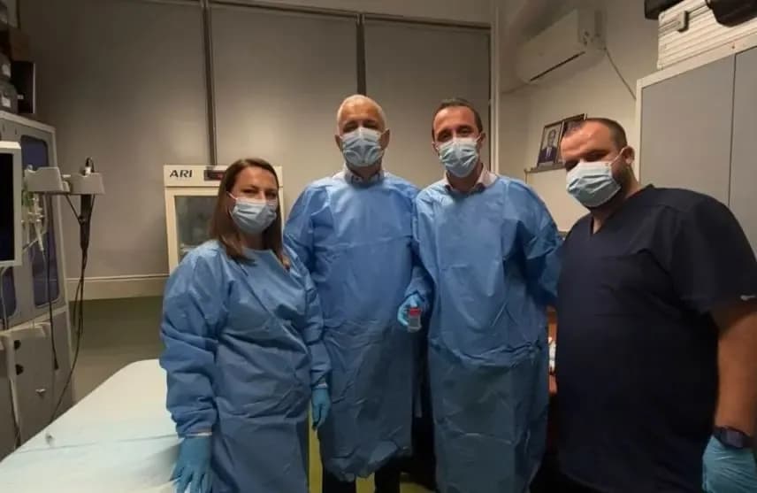 Mjekët e QKUK-së shpëtojnë 63-vjeçaren, ia bllokoi frymëmarrjen diçka që i mbeti në fyt