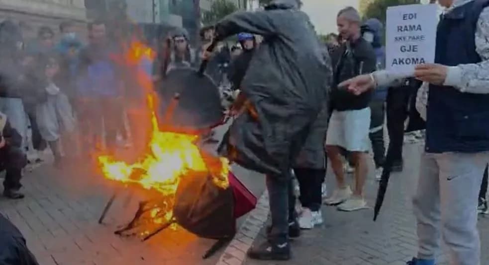 Tensione para Kryeministrisë, protestuesit u vënë flakën karrigeve të dialogut