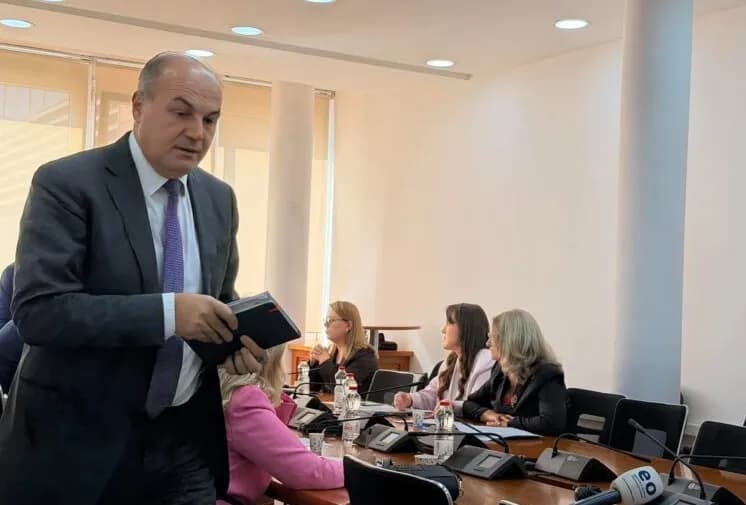 Hoxhaj lëshon mbledhjen e Komisionit për Arsim, kërkon ndryshimin e Ligjit për Specialen