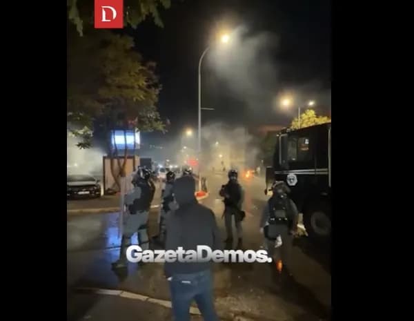 Momenti kur polici shkrep me kallash para këmbëve të pro'testuesve për t'i larguar