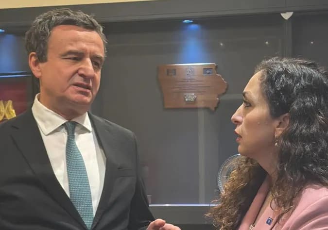 Kurti e Osmani veçohen pak në ceremoninë për Presidenten e re, shkëmbejnë disa fjalë