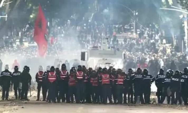 Protesta në Tiranë: Policia arreston 10 persona, 22 të tjerë procedohen penalisht