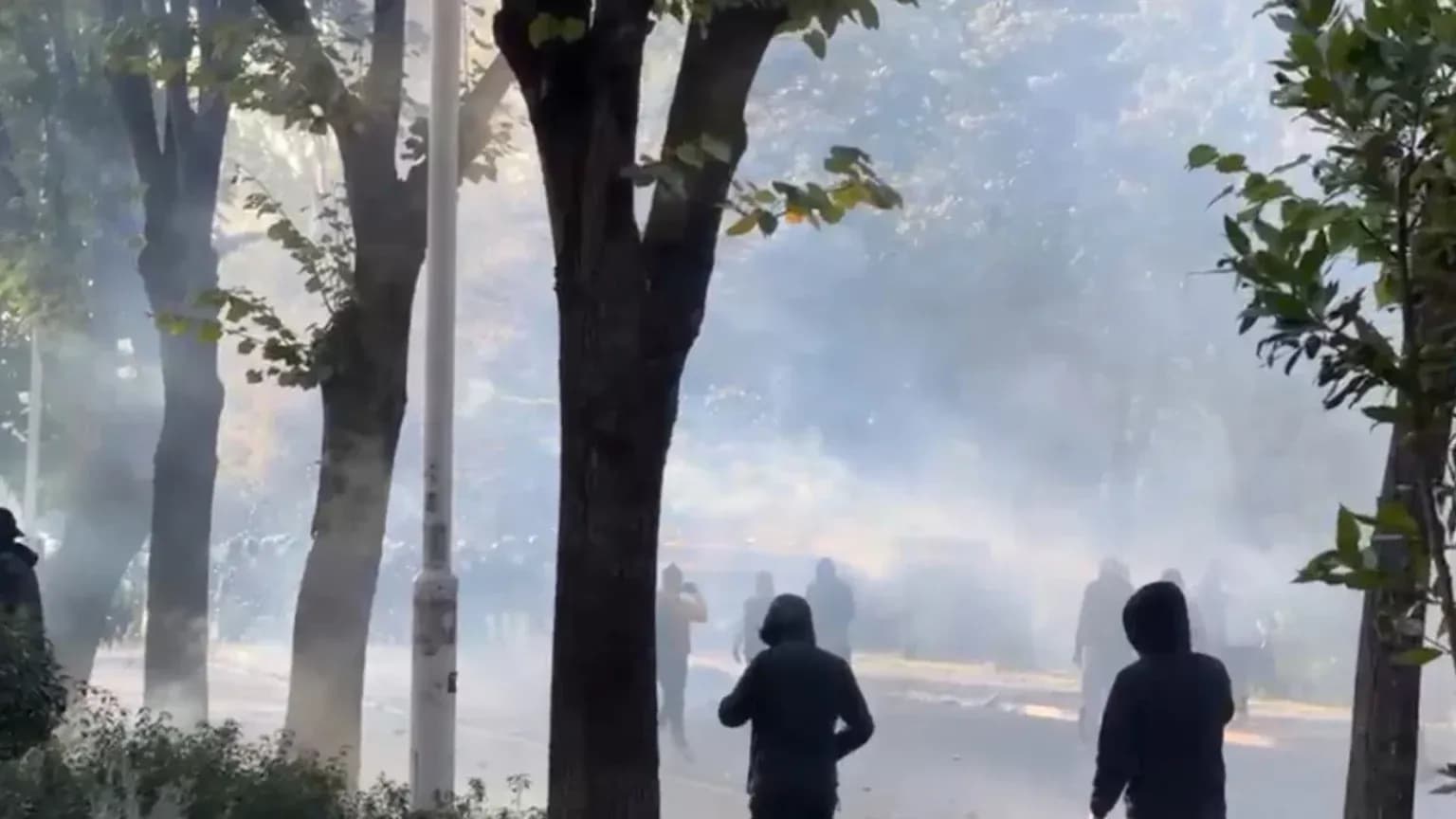Përplasje e fortë pranë Piramidës, të rinjtë hedhin fishekzjarrë dhe gurë në drejtim të policisë