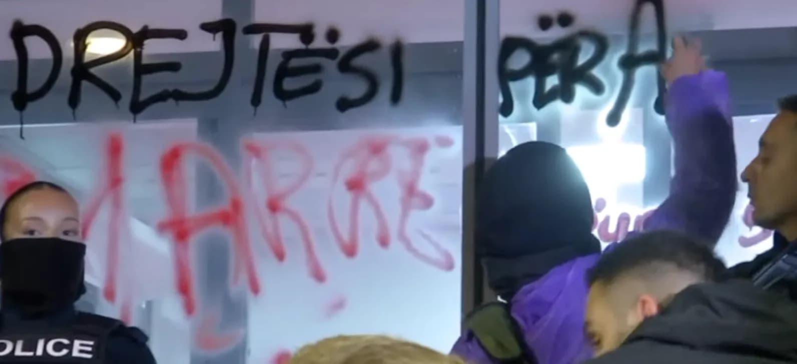 Protestuesit arrijnë tek Qeveria