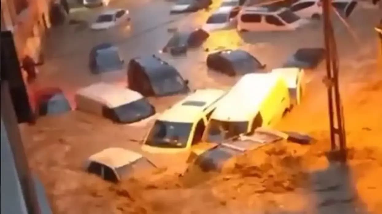 Stambollin e merr uji: Përmbytjet masive shkaktojnë kaos, veturat “notojnë” nga vërshimet