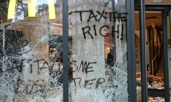 Makina të djegura dhe xhama të thyer në rrugët e Parisit, pasi protestat u shndërruan në trazira dhe plaçkitje