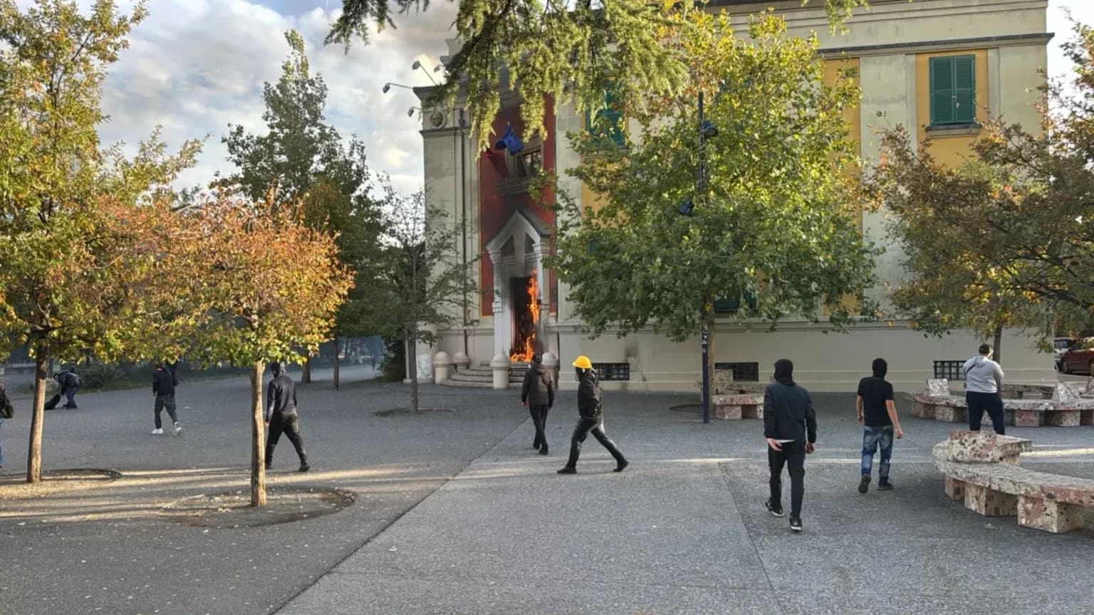 Tiranë: Protestuesit i vënë flakën Ministrisë së Bujqësisë