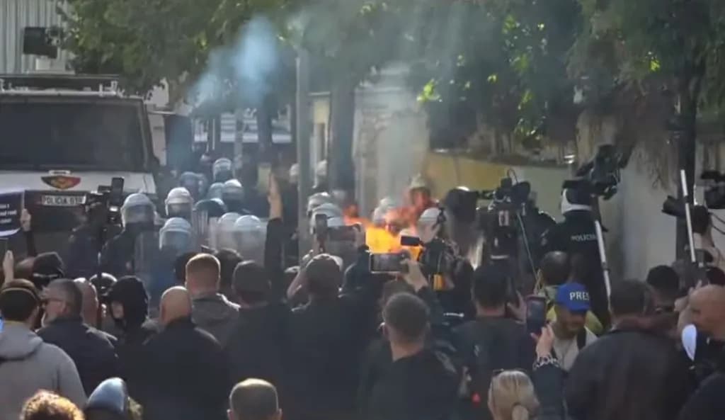 Protesta para Ministrisë së Arsimit, protestuesit i vënë flakën kazanëve të mbeturinave – hidhen gurë drejt godinës