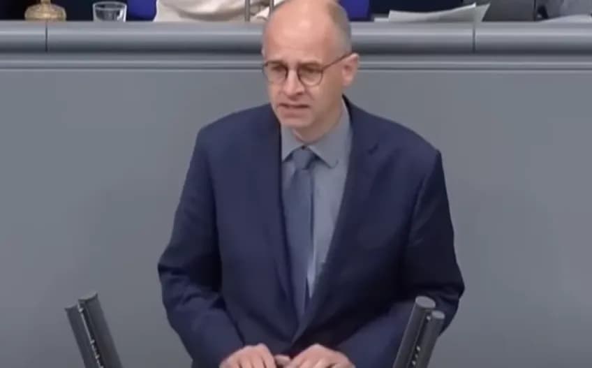 Abrashi: Paralizimi institucional nuk i duhet Kosovës, Albulena Haxhiu nuk është problemi