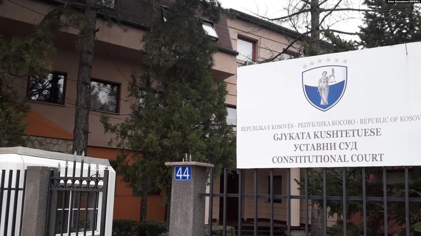 Ngërçi në Kuvend përfundon sërish në Kushtetuese, PDK e dorëzon kërkesën për tri seancat e fundit